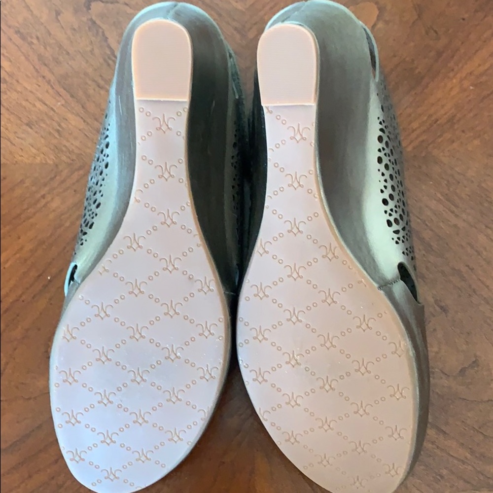 Johnston & Murphy "Tori" Wedge sandals Gold laser-cut leather Size 8 Open Toe - Picture 4 of 7